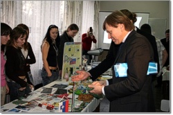 Veľvyslanec Švédskeho kráľovstva Mikael Westerlind si v sprievode študentov pozerá výstavku výrobkov typických pre krajiny Európskej únie.