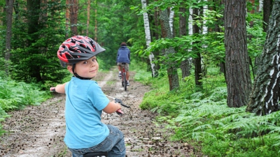 Cyklistické cesty po Ľubľanskom močarisku ponúkajú mladým aj starším potešenie z jazdy.