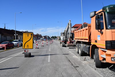 Dopravné obmedzenia v Pezinku z dôvodu budovania kanalizácie potrvajú do konca augusta