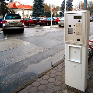 Osadený parkovací automat pred budovou Mestského úradu